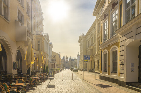 Deutschland, Schwerin, Blick auf das Schweriner Schloss bei Gegenlicht, lizenzfreies Stockfoto