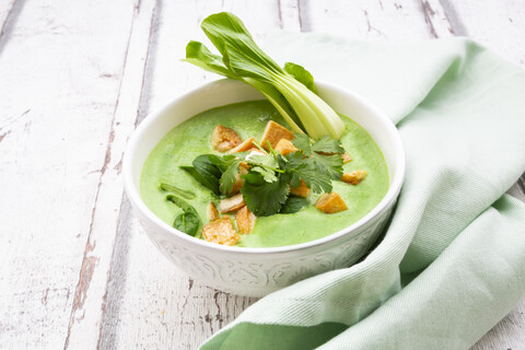 Grünes Thaicurry mit Spinat, Pak Choi, Tofu und Koriander, lizenzfreies Stockfoto