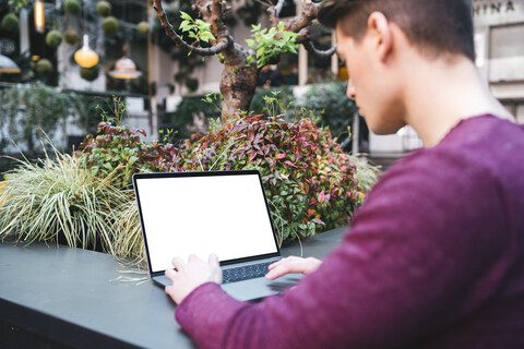 Junger Mann mit Laptop, lizenzfreies Stockfoto