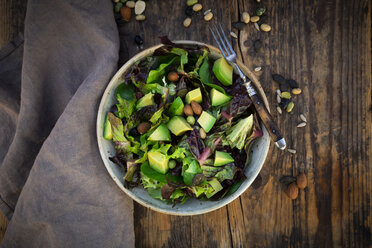 Verschiedene Blattsalate mit Avocado, gerösteten Samen, Mandeln und Sojabohnen - LVF07986