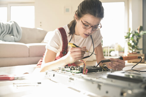 Junge Frau arbeitet zu Hause am Computer - UUF17273