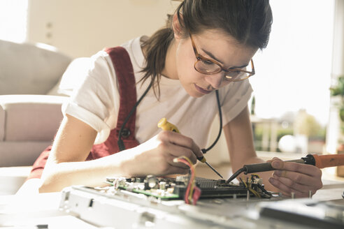 Junge Frau arbeitet zu Hause am Computer - UUF17274