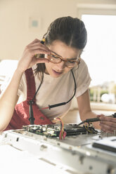 Junge Frau arbeitet zu Hause am Computer - UUF17275