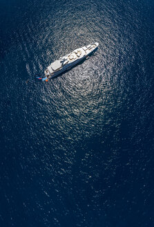 Spanien, Mallorca, Costa de la Calma, Blick auf eine Luxusyacht, Luftaufnahme - AMF06963