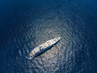 Spanien, Mallorca, Costa de la Calma, Blick auf eine Luxusyacht, Luftaufnahme - AMF06964