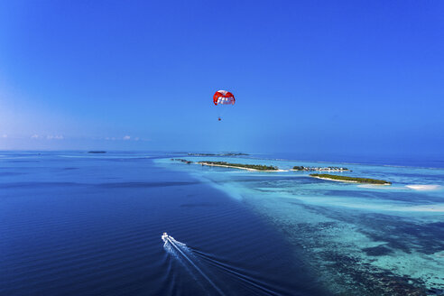 Malediven, Süd-Male-Atoll, Gleitschirmflug entlang eines Atolls, Luftaufnahme - AMF06970