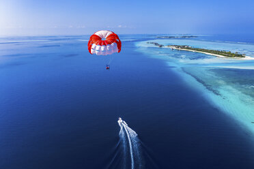 Malediven, Süd-Male-Atoll, Gleitschirmflug entlang eines Atolls, Luftaufnahme - AMF06973