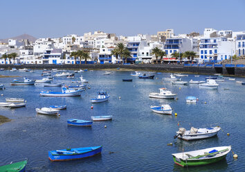 Spanien, Kanarische Inseln, Lanzarote, Arrecife, Lagune Charco de San Gines, Fischerboote - SIEF08623