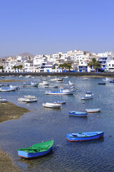 Spanien, Kanarische Inseln, Lanzarote, Arrecife, Lagune Charco de San Gines, Fischerboote - SIEF08624