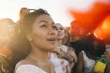 Lächelnde Frau in der Menge bei einem Musikfestival - MASF12162