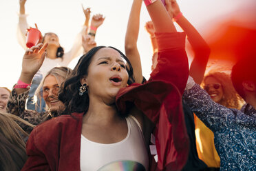 Glückliche Männer und Frauen im Publikum, die ein Musikkonzert genießen - MASF12173