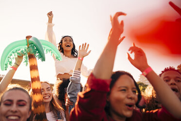 Glückliche junge begeisterte Fans auf einem Musikfestival - MASF12174