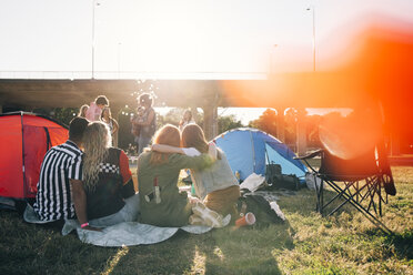 Rückansicht von Fans, die die Künstler auf einem Musikfestival betrachten - MASF12210