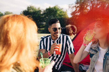 Glückliche Freunde unterhalten sich bei einem Musikkonzert und trinken Bier - MASF12230