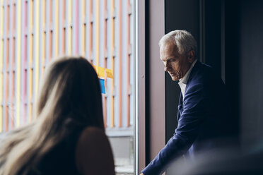 Selbstbewusster reifer Manager, der im Sitzungssaal während einer Besprechung im Kreativbüro eine Strategie plant - MASF12337