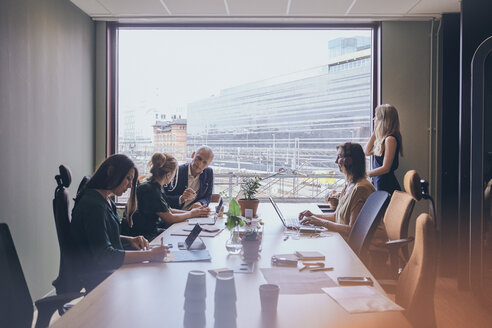 Männliche und weibliche Fachleute diskutieren während einer Sitzung im Sitzungssaal im Büro - MASF12352