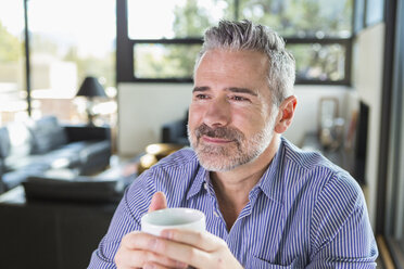 Caucasian man drinking coffee and daydreaming - BLEF01308