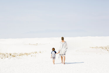 Kaukasische Mutter und Sohn gehen im Sand spazieren - BLEF01365