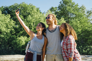 Freunde posieren für ein Handy-Selfie im Freien - BLEF01541