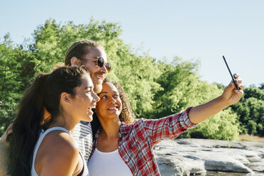 Freunde posieren für ein Handy-Selfie im Freien - BLEF01542