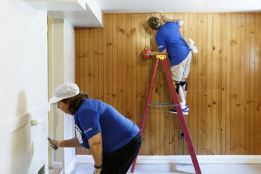 Women painting wall and ceiling - BLEF01571