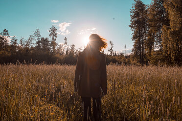 Wind weht Haare der Frau im Feld stehend - BLEF01607