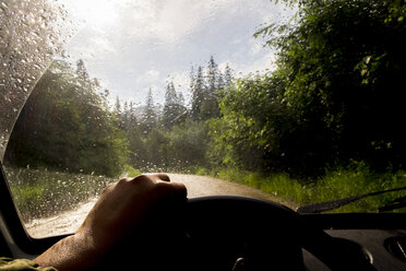 Windschutzscheibe eines Autos, das im Regen fährt - BLEF01613