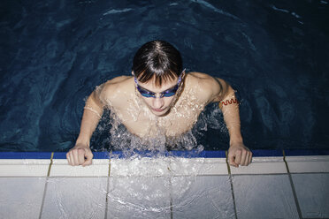 Kaukasischer Mann mit Schwimmbrille im Schwimmbad - BLEF01626