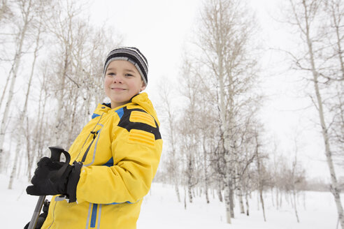 Porträt eines lächelnden kaukasischen Jungen im Winter - BLEF01671