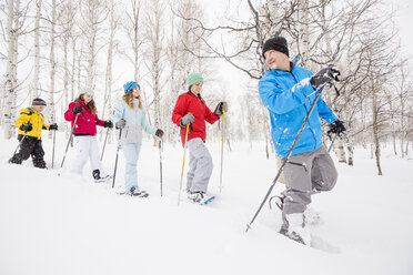 Kaukasische Familie beim Schneeschuhwandern im Winter - BLEF01672