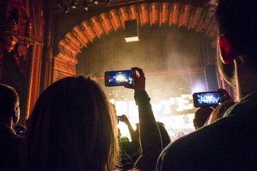 Menschen fotografieren mit Handys bei einem Konzert im Theater - BLEF01746