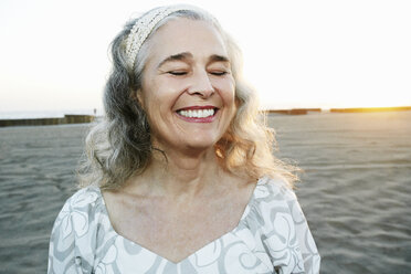 Porträt einer lächelnden älteren kaukasischen Frau am Strand - BLEF01760