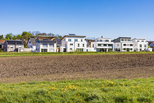 Deutschland, Magstadt, moderne Einfamilienhäuser mit Solarthermie - WDF05245