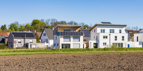 Deutschland, Magstadt, moderne Einfamilienhäuser mit Solarthermie - WDF05246