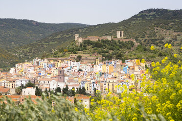 Italien, Sardinien, Bosa, Stadtbild mit Schloss von Serravalle - FCF01743