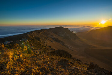 USA, Hawaii, Maui, Haleakala National Park, Blick vom Berg bei Sonnenaufgang - RUNF01907