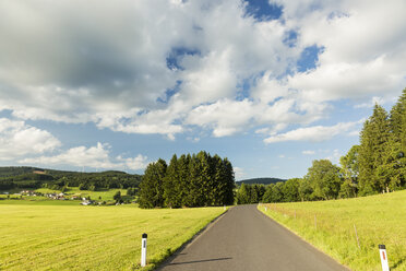 Österreich, Oberösterreich, Mühlviertel, leere Landstraße - AIF00681