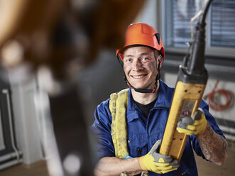 Industriearbeiter mit Handsteuerung eines Hallenkrans - CVF01124