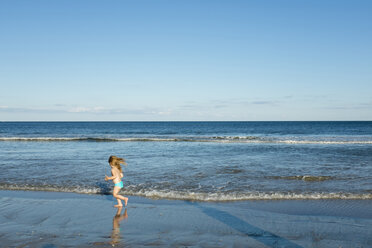 Kaukasisches Mädchen läuft am Strand - BLEF01804