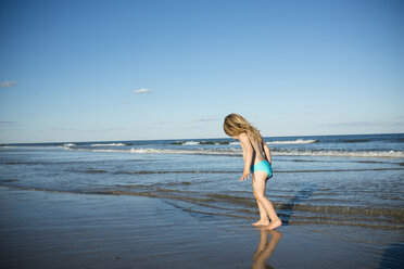 Kaukasisches Mädchen läuft am Strand - BLEF01805