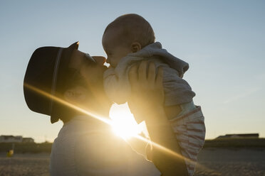 Sonne strahlt zwischen kaukasischem Vater und Babysohn - BLEF01806