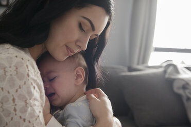 Kaukasische Mutter tröstet weinenden Babysohn - BLEF01915