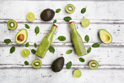 Zwei Flaschen grüner Smoothie mit Avocado, Spinat, Kiwi und Limette, lizenzfreies Stockfoto