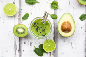 Ein Glas grüner Smoothie mit Avocado, Spinat, Kiwi und Limette - LVF07997