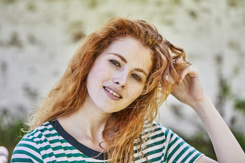 Porträt einer rothaarigen jungen Frau mit Sommersprossen, lizenzfreies Stockfoto
