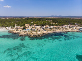 Spanien, Balearische Inseln, Mallorca, Sa Rapita, Ses Covetes, Luftaufnahme von Playa es Trenc - AMF06975