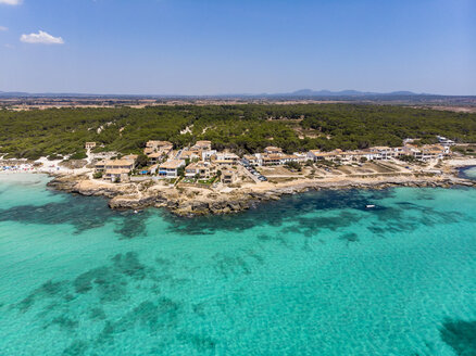 Spanien, Balearische Inseln, Mallorca, Sa Rapita, Ses Covetes, Luftaufnahme von Playa es Trenc - AMF06975