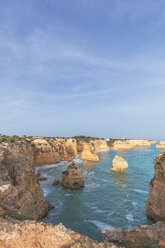 Portugal, Algarve, Lagoa, Praia da Marinha, felsige Küste und Meer - MMAF00916