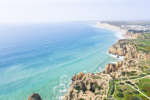 Portugal, Algarve, Lagos, Ponta da Piedade, Luftaufnahme der felsigen Küste und des Meeres - MMAF00918