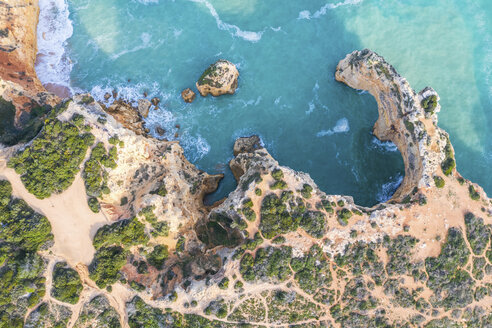 Portugal, Algarve, Lagoa, Praia da Marinha, Luftaufnahme der felsigen Küste und des Meeres - MMAF00922